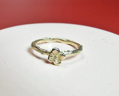 Roségouden Takje ring met bloempje. Geboortesieraad. Maatwerk ontwerp uit het Oogst atelier.