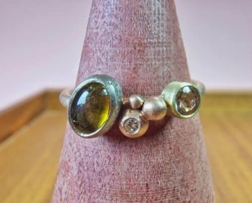 Roodgouden Verzameling ring met Toermalijn olijf en edel topaas en bessen met diamant. Ontwerp van Oogst Sieraden in Amsterdam