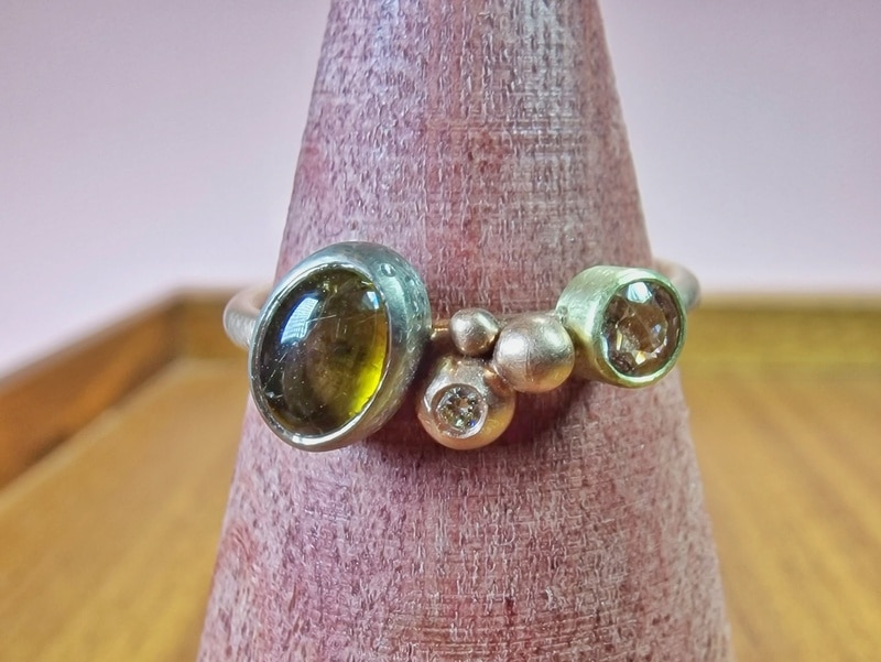 Roodgouden Verzameling ring met Toermalijn olijf en edel topaas en bessen met diamant. Ontwerp van Oogst Sieraden in Amsterdam
