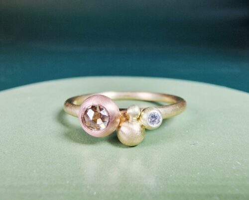 Geelgouden Verzameling ring met bessen en bruine diamant in een Boleet zetting. Ontwerp van Oogst Sieraden in Amsterdam