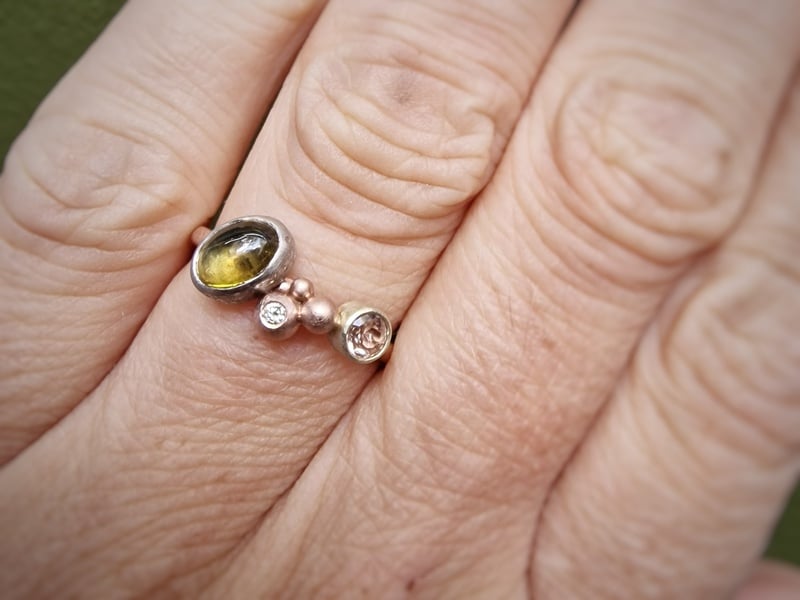 Roodgouden Verzameling ring met Toermalijn olijf en edel topaas en bessen met diamant. Ontwerp van Oogst Sieraden in Amsterdam