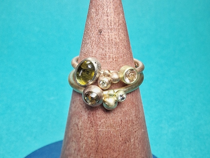 Roodgouden Verzameling ring met Toermalijn olijf en edel topaas en bessen met diamant. Met Verzameling ring Bessen met bruine diamant in een Boleet zetting. Ontwerp van Oogst Sieraden in Amsterdam