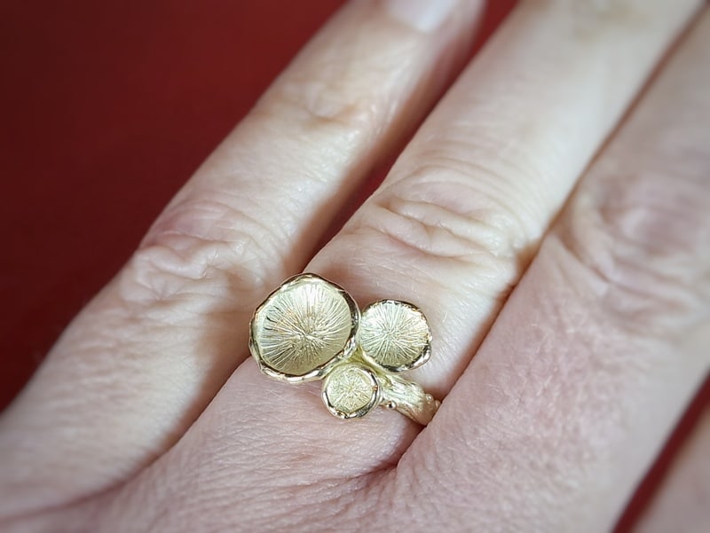 Geelgouden Zwammen ring. Ontwerp van Oogst Goudsmeden