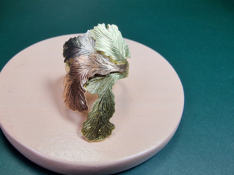 Zwammen ring in geelgoud, roségoud, roodgoud en witgoud. Met handgravure details. Statement ring . Ontwerp van oogst Sieraden in Amsterdam