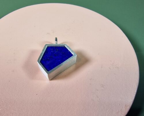 Assieraad zilveren huisje hanger met lapis lazuli. Ontwerp door Oogst Goudsmeden.