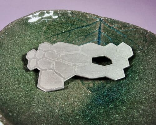 Broche Lineair met honingraat structuur, zilver.