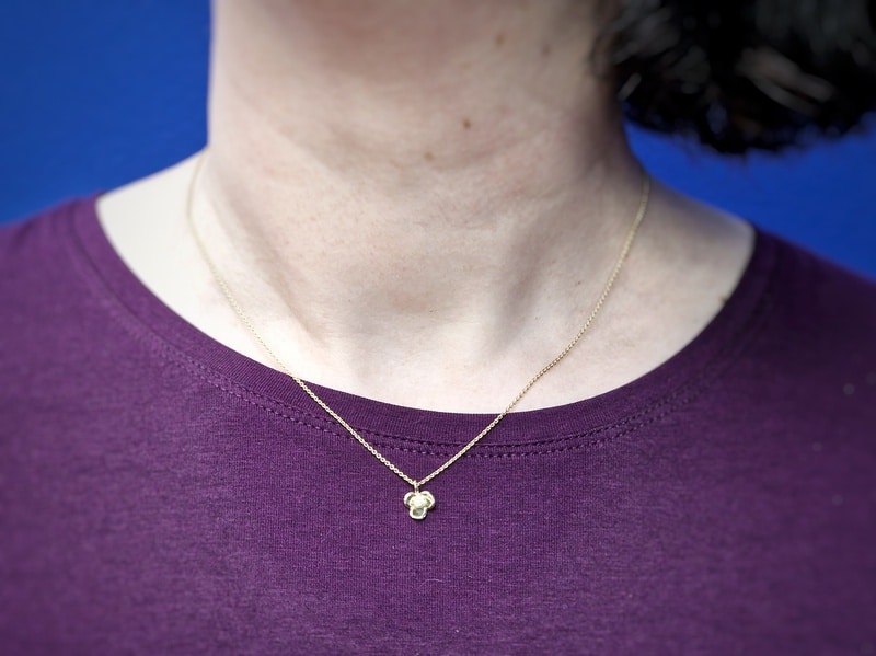 Geelgouden in Bloei hanger met diamant. Strak ontwerp van Oogst Sieraden