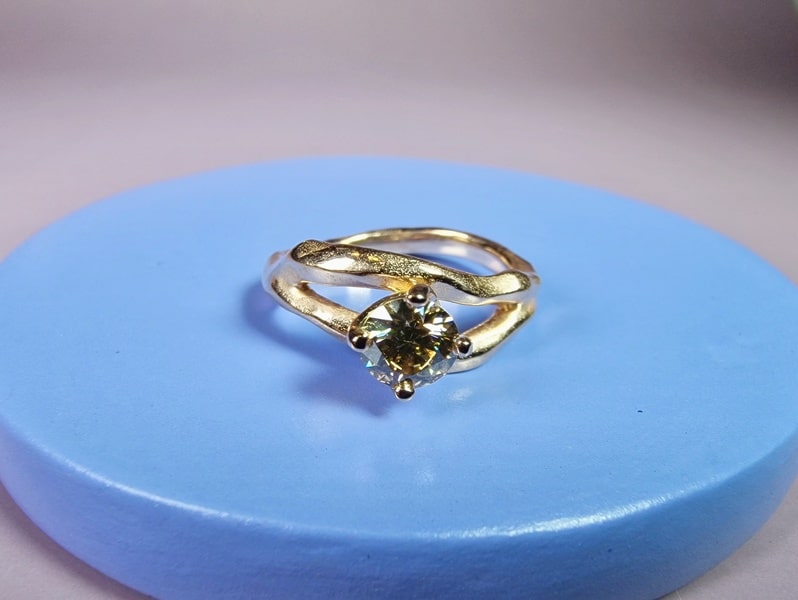 Roodgouden verlovingsring 'Golf' met 0,63 ct bruine diamant. Stijlvolle diamantenring van Oogst Sieraden in Amsterdam