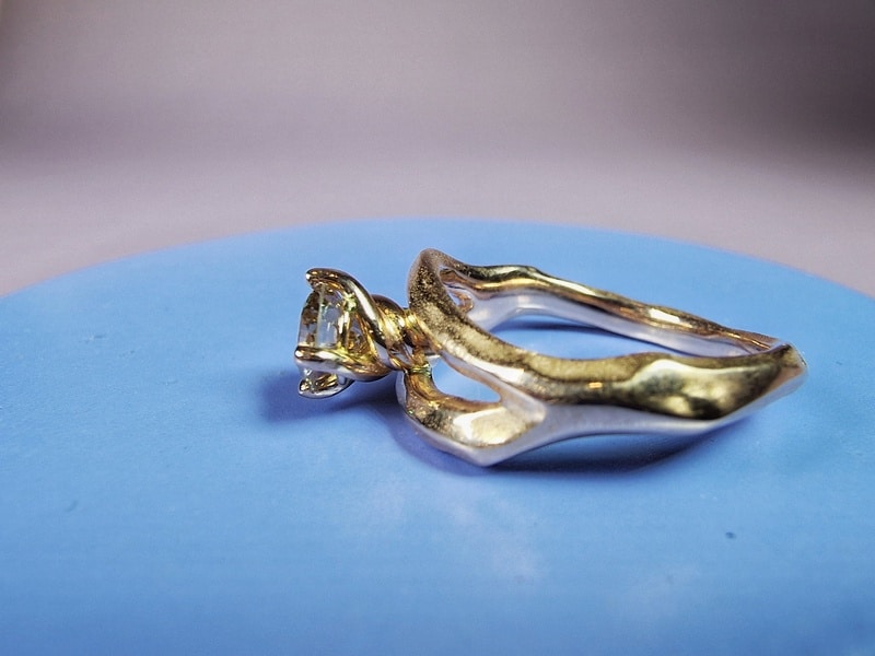 Roodgouden verlovingsring 'Golf' met 0,63 ct bruine diamant. Stijlvolle diamantenring van Oogst Sieraden in Amsterdam.