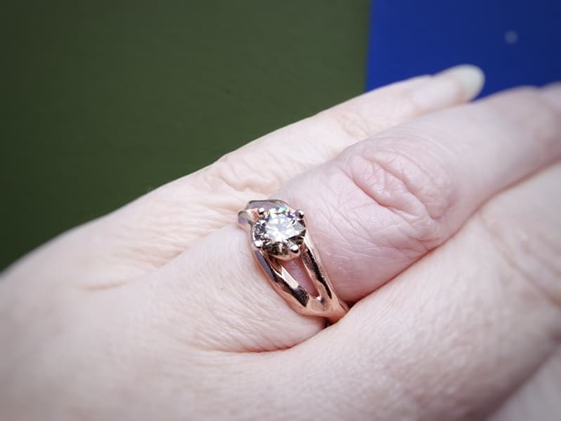 Roodgouden verlovingsring 'Golf' met 0,63 ct bruine diamant. Stijlvolle diamantenring van Oogst Sieraden in Amsterdam. Om de vinger.