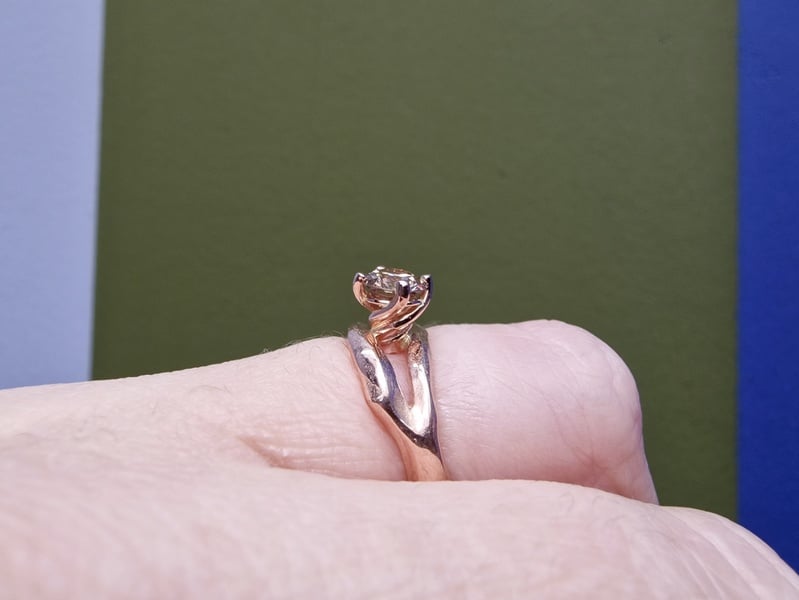 Zijaanzicht Roodgouden verlovingsring Golf met champagne diamant