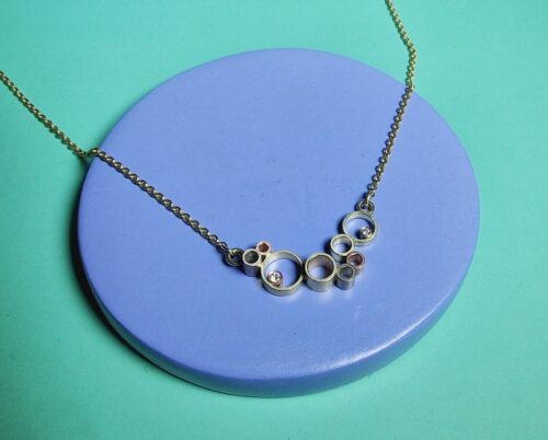 Gouden Wolk collier met diamanten. Sieraad ontwerp van Oogst Goudsmeden.