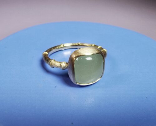 Roségouden Bamboe ring met milky groene aquamarijn kussenvorm geslepen cabochon. Uit de Japonais serie. Sieraadontwerp van Oogst