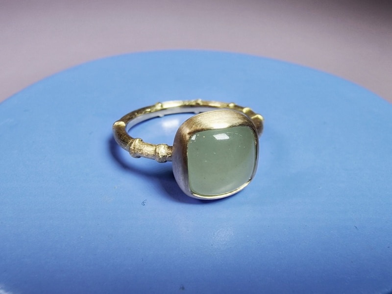 Roségouden Bamboe ring met milky groene aquamarijn kussenvorm geslepen cabochon. Uit de Japonais serie. Sieraadontwerp van Oogst