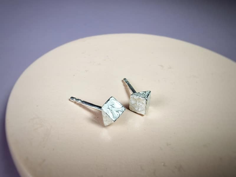 Silver ear studs 'Crystals'. Sturdy triangle shaped studs. Jewellery design by Oogst
