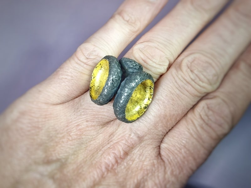 Stoere ring met eikendopjes in zilver met bladgoud. Sieraadontwerp van Oogst Goudsmeden in Amsterdam