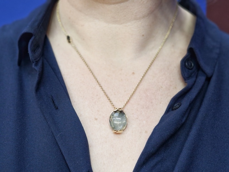 Geelgouden collier met rutielkwarts, om de hals