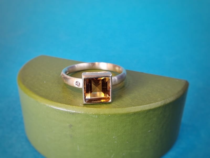 Gemstone ring with citrine and diamond from our Square series. Design by goldsmith studio Oogst in Amsterdam