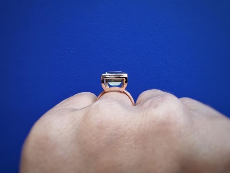 Edelsteenring in roodgoud met prasioliet uit de Carré serie. Van de zijkant gezien voor de hoogte. Kloek ontwerp van Oogst Goudsmeden in Amsterdam.