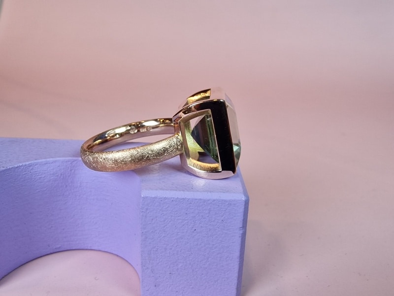 Edelsteenring in roodgoud met prasioliet uit de Carré serie. van de zijkant gezien. Kloek ontwerp van Oogst Goudsmeden in Amsterdam.