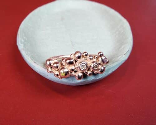 Roodgouden ring bessen en diamant. Takje met speelse besjes en zachte kleur twinkelende diamanten. Oogst ontwerp.