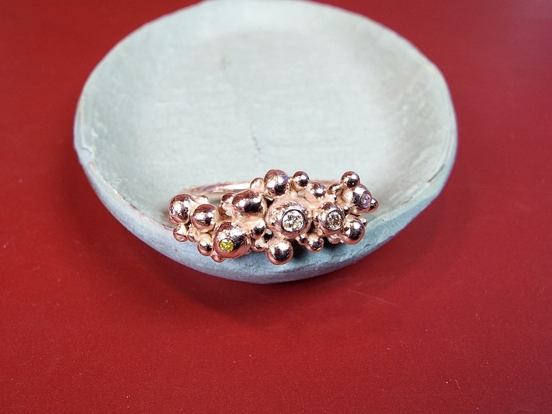 Roodgouden ring bessen en diamant. Takje met speelse besjes en zachte kleur twinkelende diamanten. Oogst ontwerp.