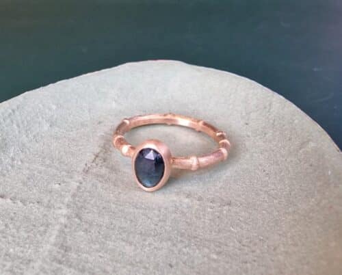 Roodgouden ring met petrol indigoliet toermalijn uit de Japonais serie met bamboe motief. Uit het Oogst goudsmid atelier in Amsterdam