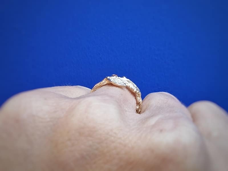 Roségouden Ring Takje met cognac diamant uit de Boomgaard serie van Oogst Goudsmeden. Om de vinger gedragen, van de zijkant gezien.