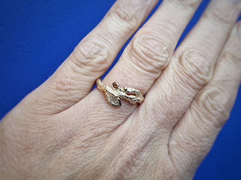 Roségouden Ring Takje met cognac diamant uit de Boomgaard serie van Oogst Goudsmeden. Om de vinger gedragen.