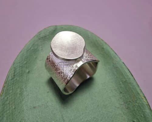 Zilveren brede statement ring uit de cellen serie. Met een mix van structuren en vormen. Ontwerp van Oogst Sieraden in Amsterdam