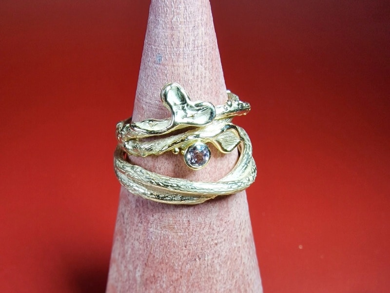 Takjes trouwringen uit de Boomgaard serie. Met een roze saffier en blaadjes. Van eigen oud goud gemaakt. Ontwerp van Oogst Sieraden.