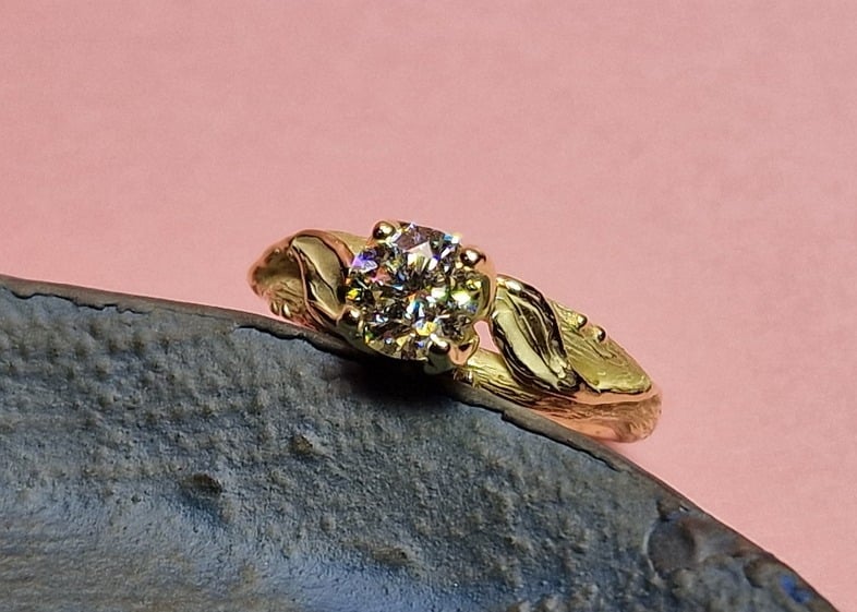 Geelgouden takje verlovingsring met een 0,80 ct briljant geslepen diamant uit de Boomgaard serie. Ontwerp van Oogst Sieraden in Amsterdam