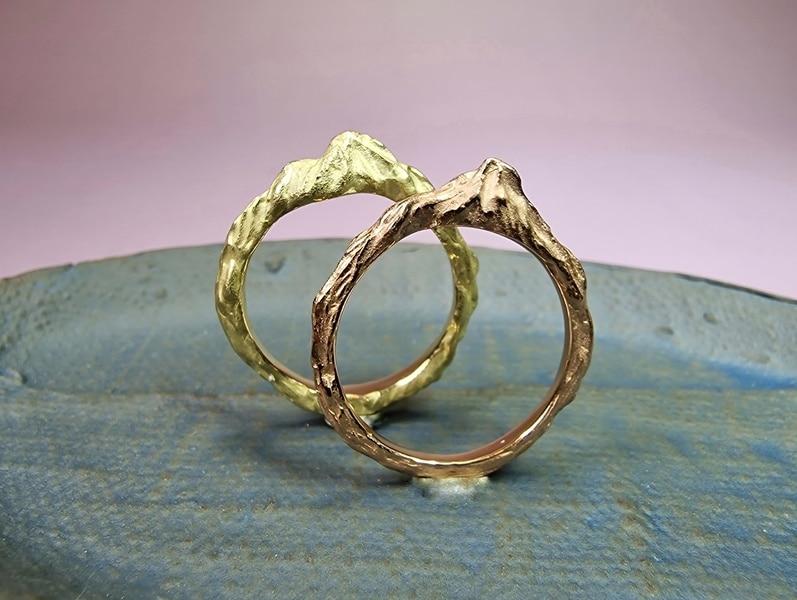 Berg ringen in geelgoud en roodgoud. Aanschuifringen uit de Schotland collectie van Oogst Sieraden in Amsterdam