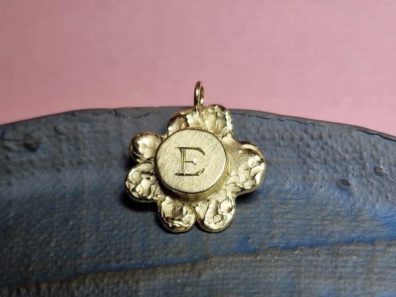 assieraad gouden hanger achterzijde gravure. Oogst Sieraden