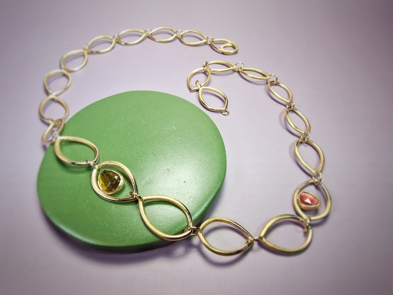 Roségouden collier in de maak- Schotland collectie- blaadjes en toermalijn. Sieraad Ontwerp: Oogst goudsmeden Amsterdam.