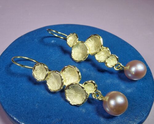 Zwammen oorbellen met lavendel zoetwaterparels in geelgoud. Showstoppers ontworpen door Oogst Sieraden in Amsterdam