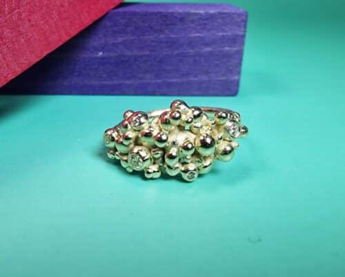 Yellow gold ‘Berries’ ring with 5 diamonds scattered on top. One-of-a-kind design by Oogst Jewellery in Amsterdam