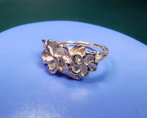 Roodgouden ring bloemen en blaadjes. Uit de japonais serie. Bloesem sieraad. Eenmalig ontwerp van Oogst Goudsmeden in Amsterdam