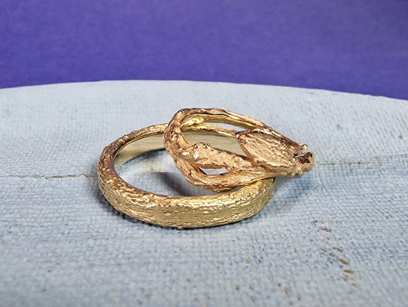 Botanical Wedding rings Orchard. Rosé gold twig ring. Yellow gold wedding band. Oogst goldsmith Amsterdam.