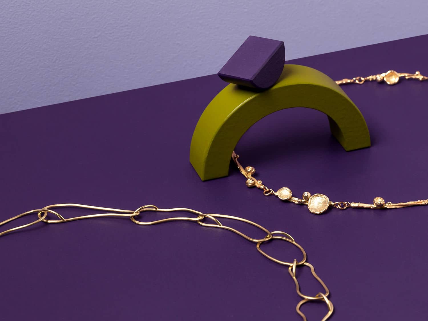 Bijzondere handgemaakte colliers. Gouden ketting, zilveren ketting, parelsnoer, edelsteencollier. Uitgesproken colliers uit het atelier van Oogst Goudsmeden in Amsterdam.