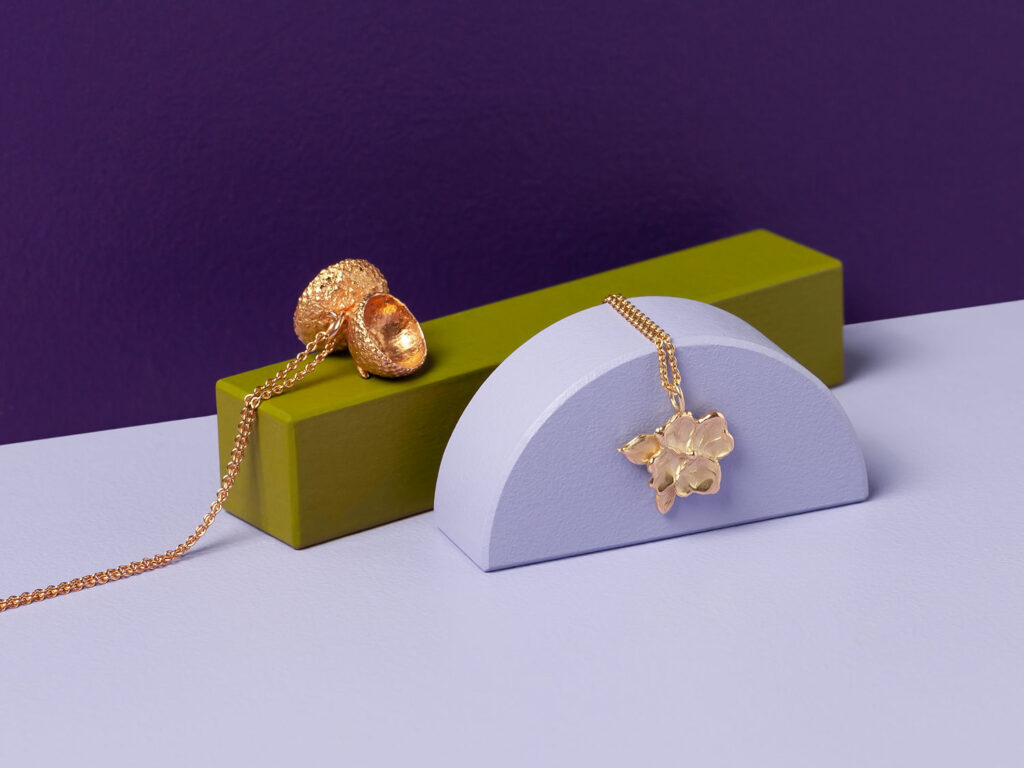 Handgemaakte hangers. Uitgesproken ketting met hanger. Bijzonder sieraad ontwerp van Oogst Goudsmeden in Amsterdam.