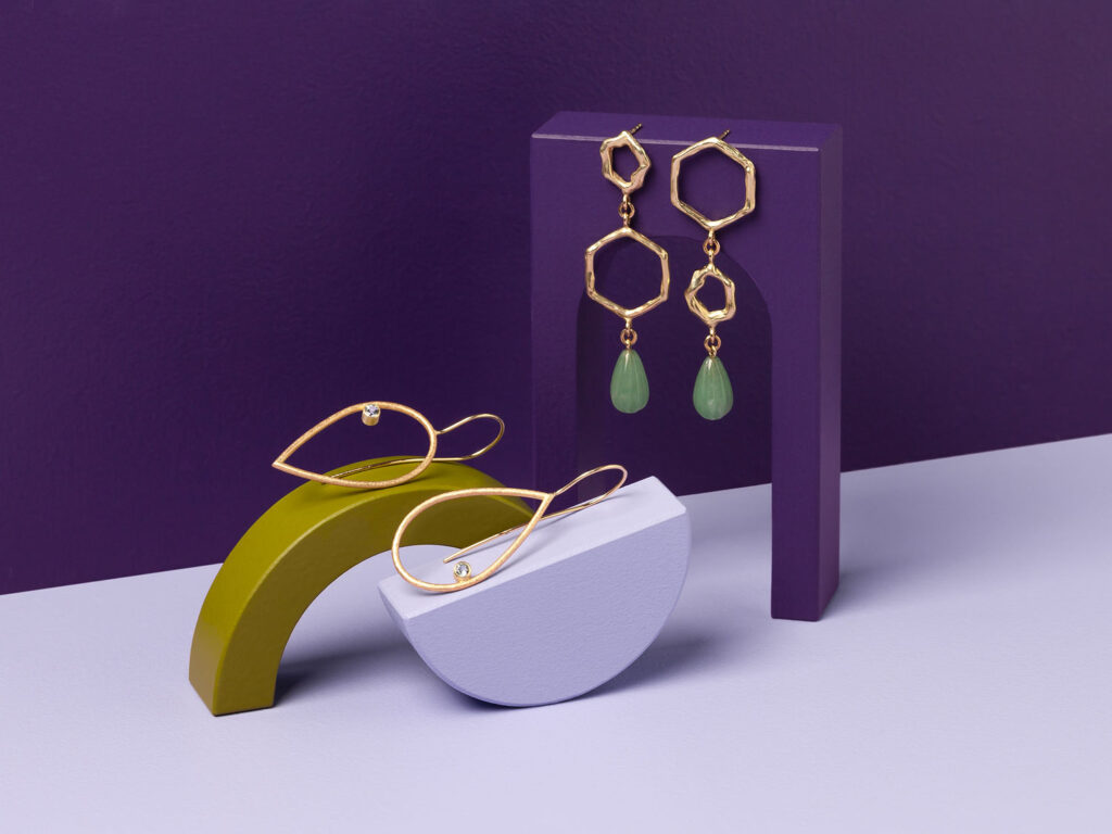 Handgemaakte oorbellen. Bijzondere oorsieraden. Sieraad ontwerp van Oogst Goudsmeden in Amsterdam
