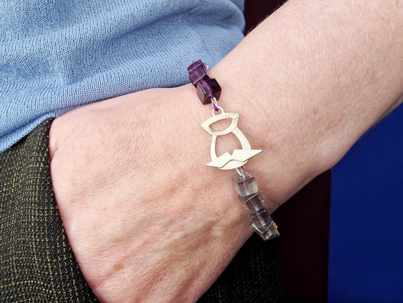 Edelsteen armband fluoriet met zilveren distel, om de pols. Oogst Sieraden in Amsterdam.