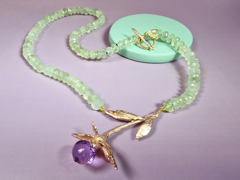 Edelsteen collier prehniet met roodgouden distel met amethist briolet. Ontwerp van Oogst Sieraden in Amsterdam.