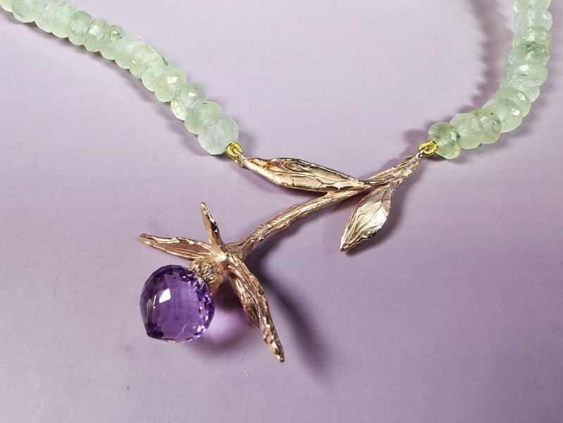 Edelsteen collier prehniet met roodgouden distel met amethist briolet. Detail van de distel. Ontwerp van Oogst Sieraden in Amsterdam.