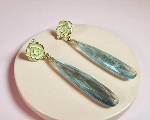 Geelgouden Mackintosh roos oorstekers met briolet mos aquamarijn en diamant. Exclusief paar oorbellen uit het Oogst atelier.