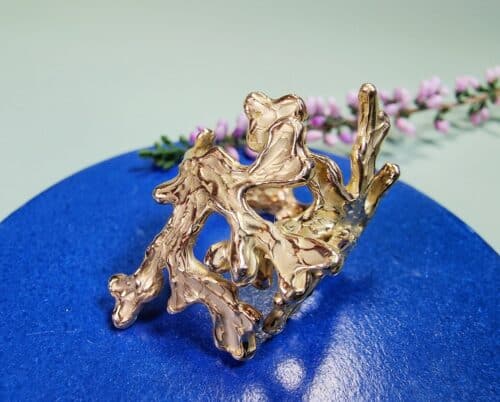 Geelgouden Zeewier statement ring uit het Oogst atelier in Amsterdam