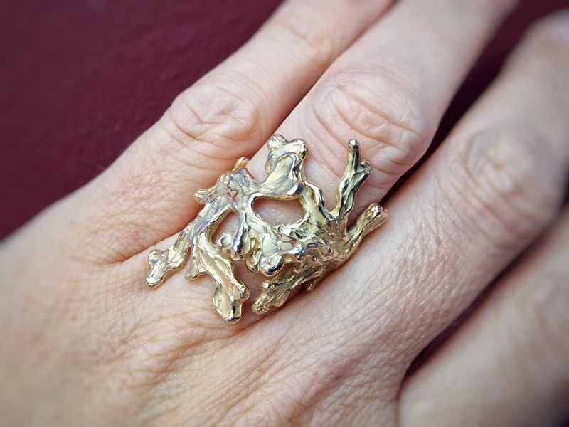 Geelgouden Zeewier statement ring uit het Oogst atelier in Amsterdam. Ring om de vinger.