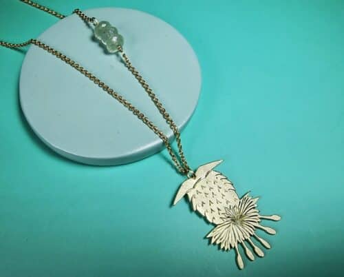 Geelgouden distel hanger met handgravure en prehniet. Ontwerp van Oogst Goudsmeden in Amsterdam