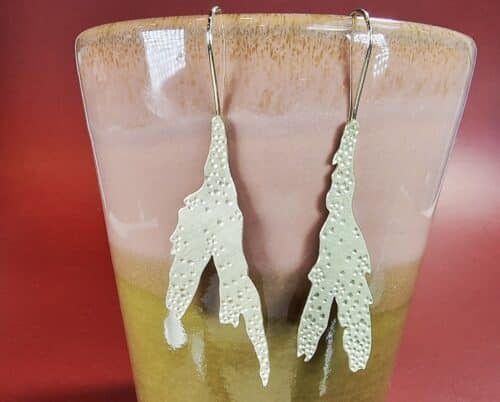 Geelgouden oorhangers Zeewier. Ontwerp van Oogst Sieraden in Amsterdam.